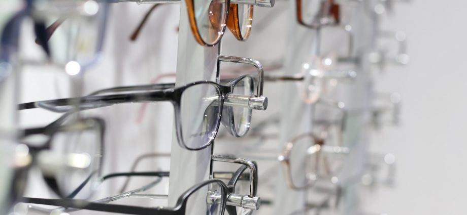 Okulary korekcyjne – jak wybrać model dopasowany do naszych potrzeb?